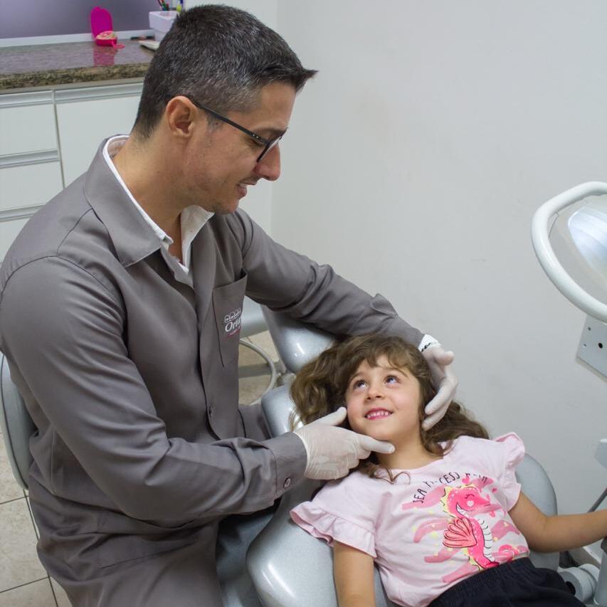 Dr. Fabio atendendo uma pequena paciente